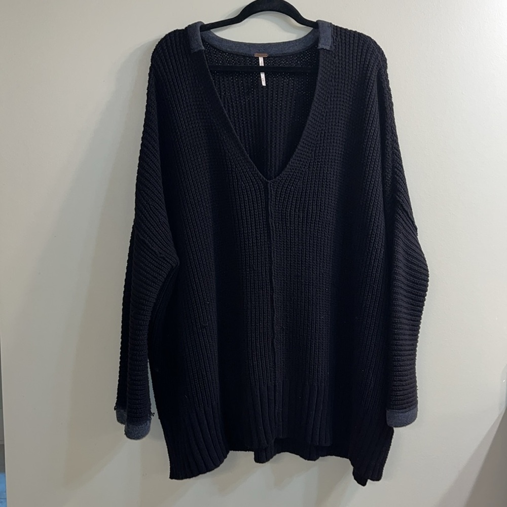 Free People oversized v-neck sweater. Like new. Tunic sweater type.